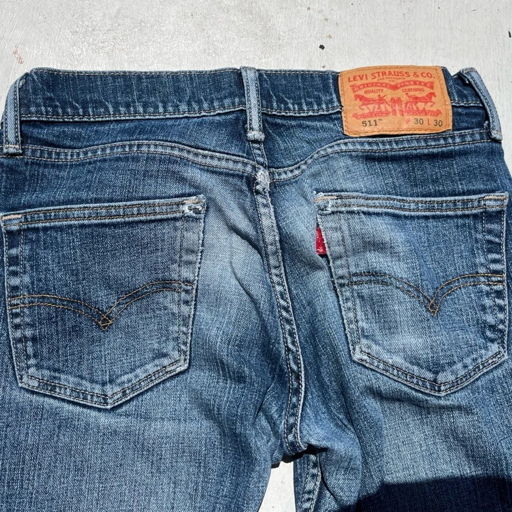 Men’s Levi's 511 Jeans Blue 30x30 Athletic Slim Whiskers Fade Distressed Knee‎